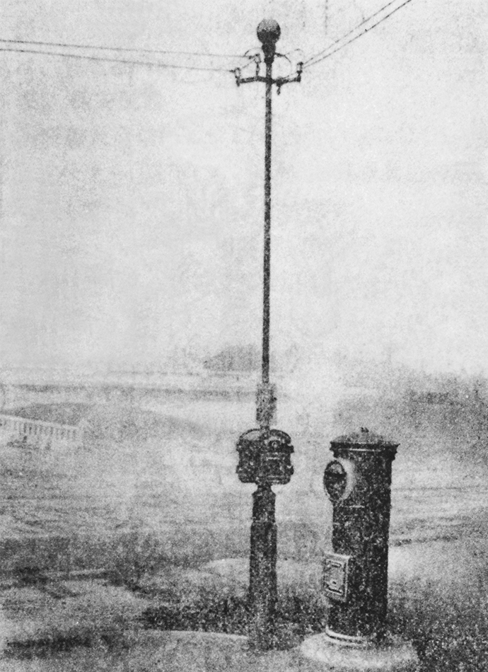 大正時代から現代までの様々な火災報知機の画像